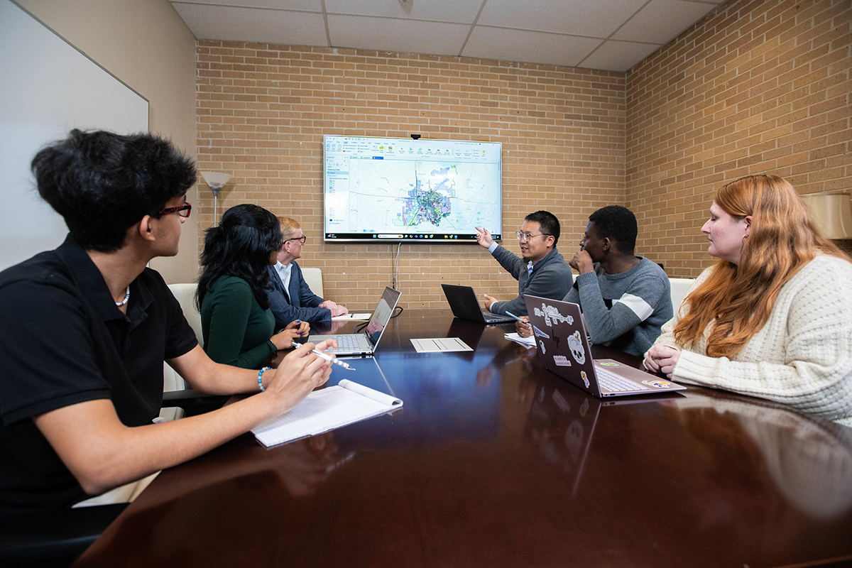 Photo of UNT students and faculty working together on Texas Zoning Atlas project.