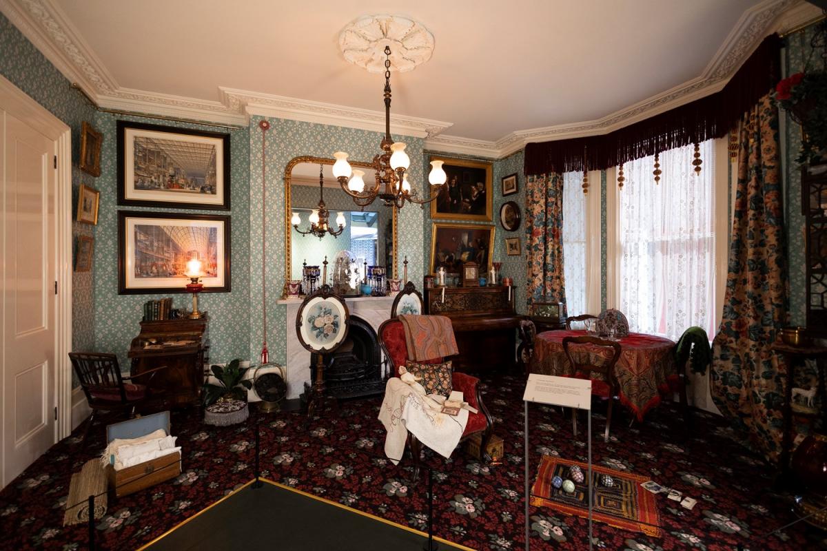 Photo of a 19th century London room with exhibit items