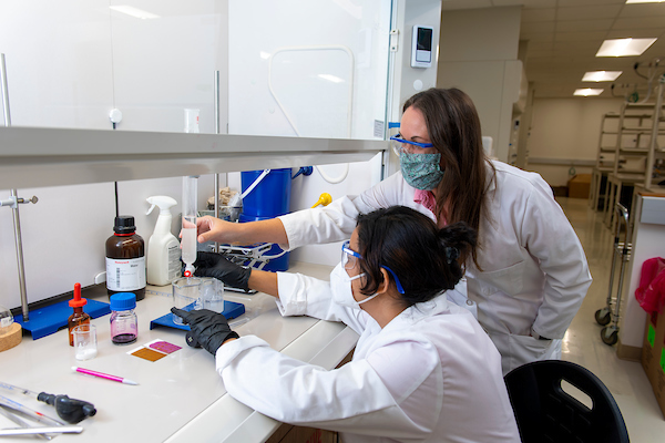 Elizabeth Skellam and research assistant in lab