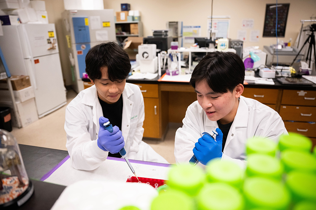 S2 EMPWER participants working in UNT associate professor Amie Lund's lab
