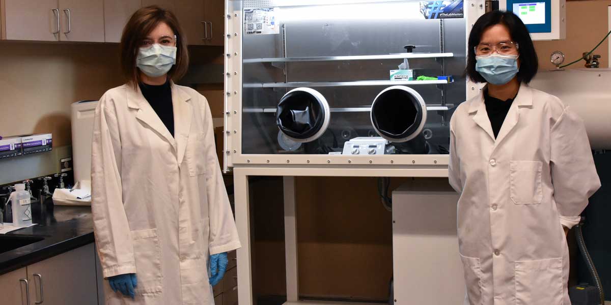Xiao Li in lab